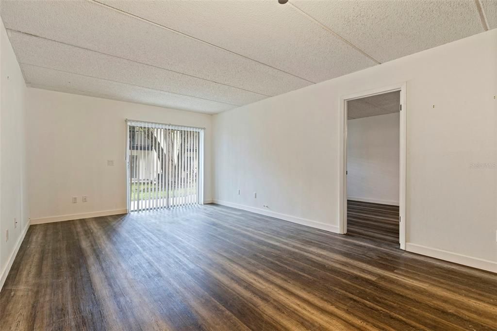 Active With Contract: $196,000 (2 beds, 2 baths, 904 Square Feet)