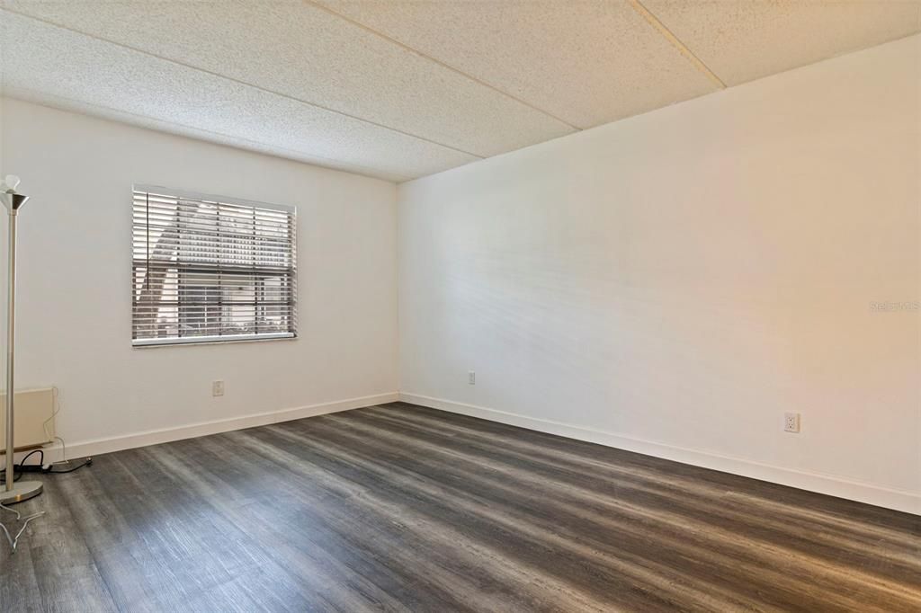 Active With Contract: $196,000 (2 beds, 2 baths, 904 Square Feet)