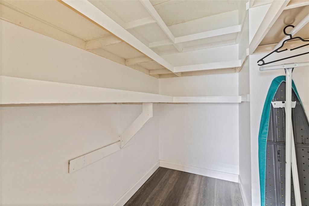 Active With Contract: $196,000 (2 beds, 2 baths, 904 Square Feet)