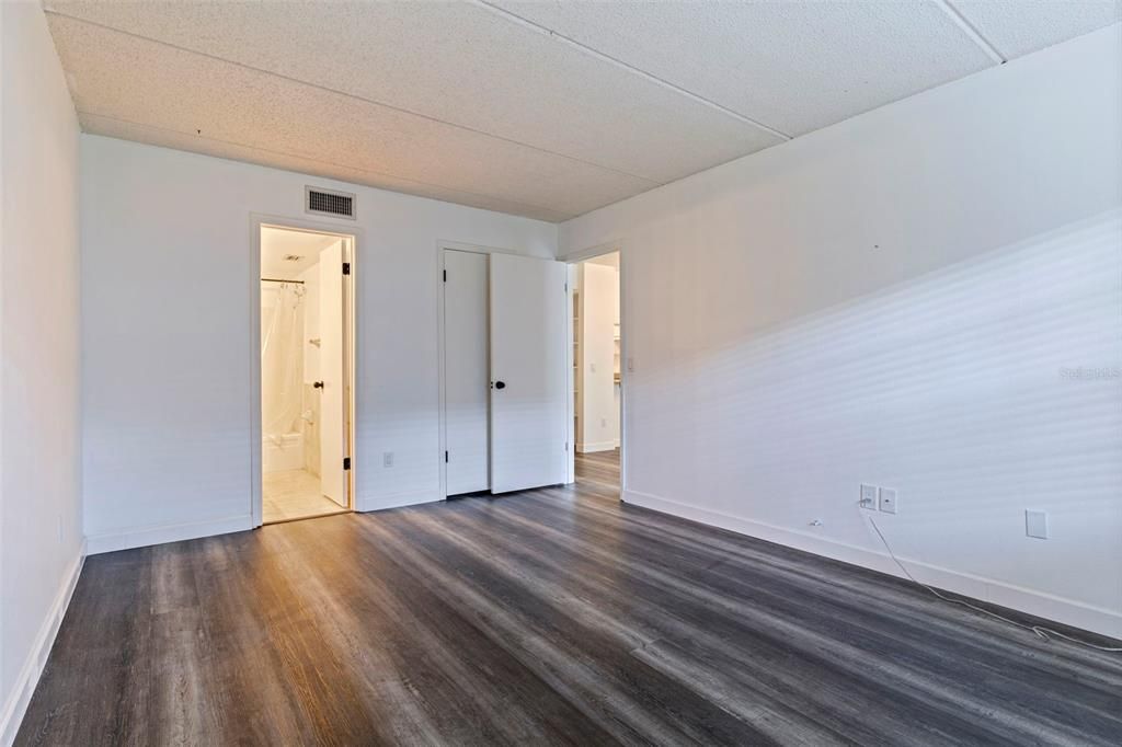 Active With Contract: $196,000 (2 beds, 2 baths, 904 Square Feet)