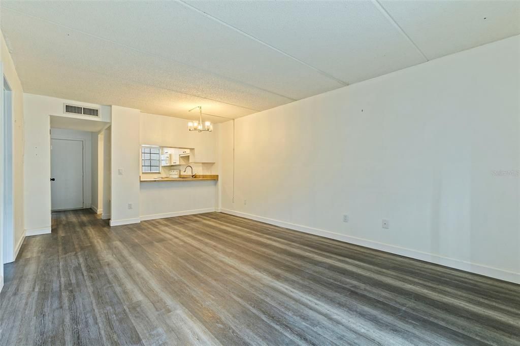 Active With Contract: $196,000 (2 beds, 2 baths, 904 Square Feet)