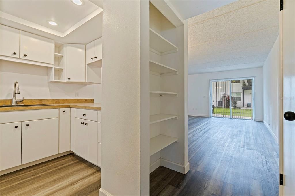 Active With Contract: $196,000 (2 beds, 2 baths, 904 Square Feet)