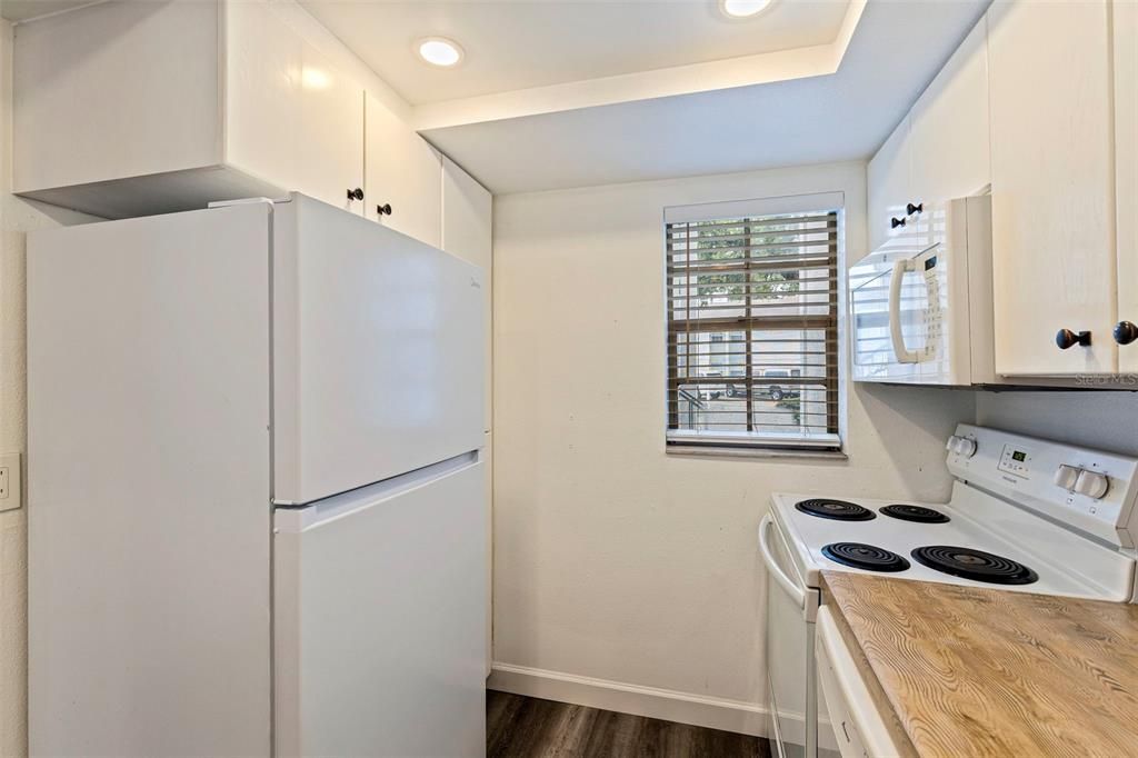 Active With Contract: $196,000 (2 beds, 2 baths, 904 Square Feet)