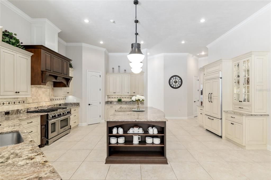 For Sale: $3,690,000 (5 beds, 5 baths, 6871 Square Feet)