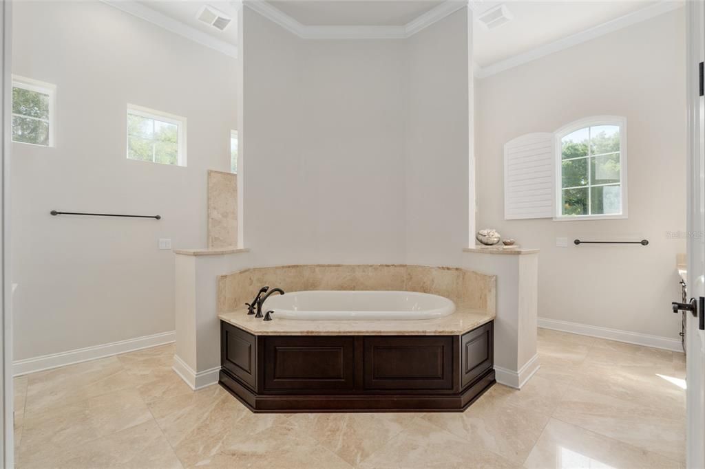 For Sale: $3,690,000 (5 beds, 5 baths, 6871 Square Feet)