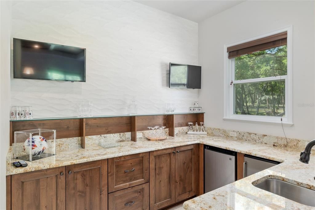For Sale: $3,690,000 (5 beds, 5 baths, 6871 Square Feet)