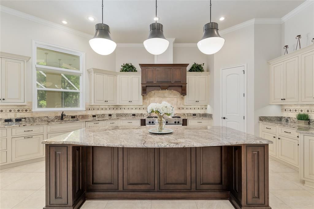 For Sale: $3,690,000 (5 beds, 5 baths, 6871 Square Feet)