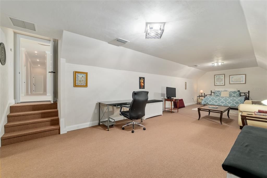 For Sale: $3,690,000 (5 beds, 5 baths, 6871 Square Feet)