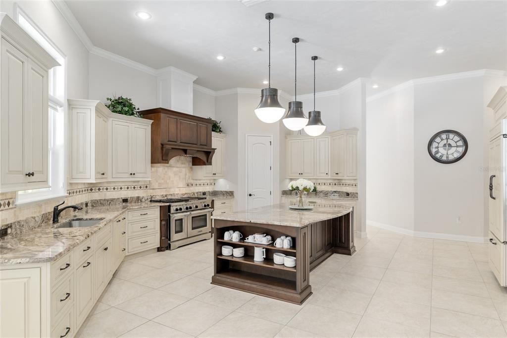 For Sale: $3,690,000 (5 beds, 5 baths, 6871 Square Feet)