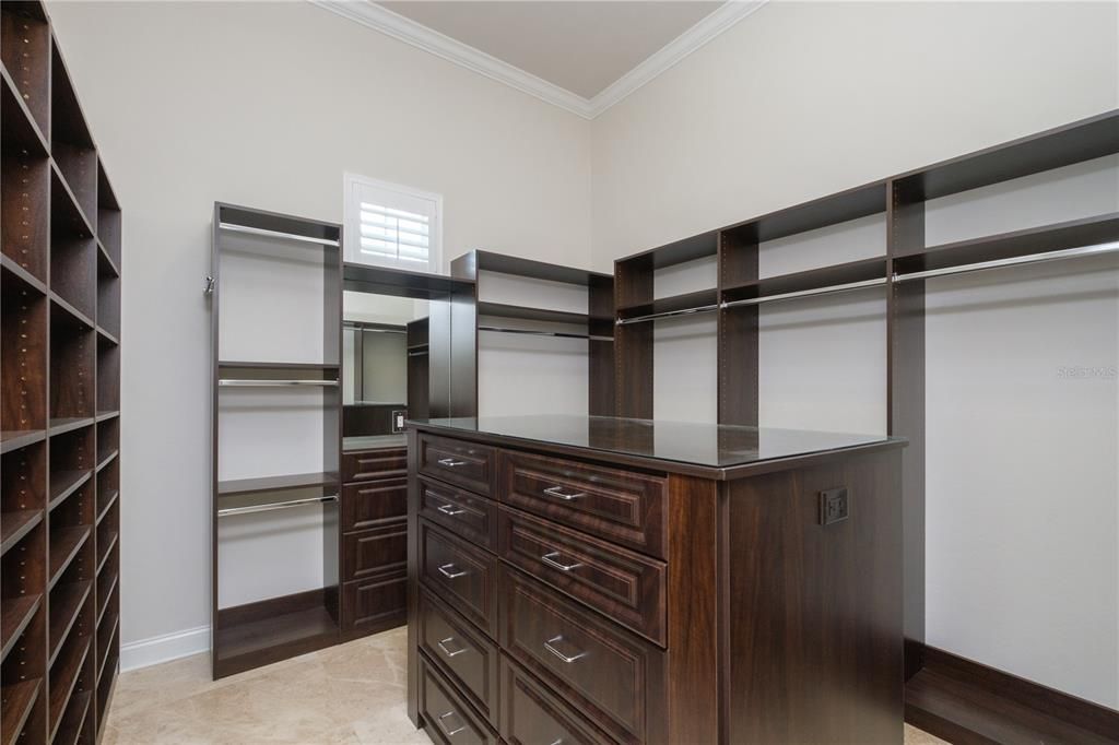 For Sale: $3,690,000 (5 beds, 5 baths, 6871 Square Feet)