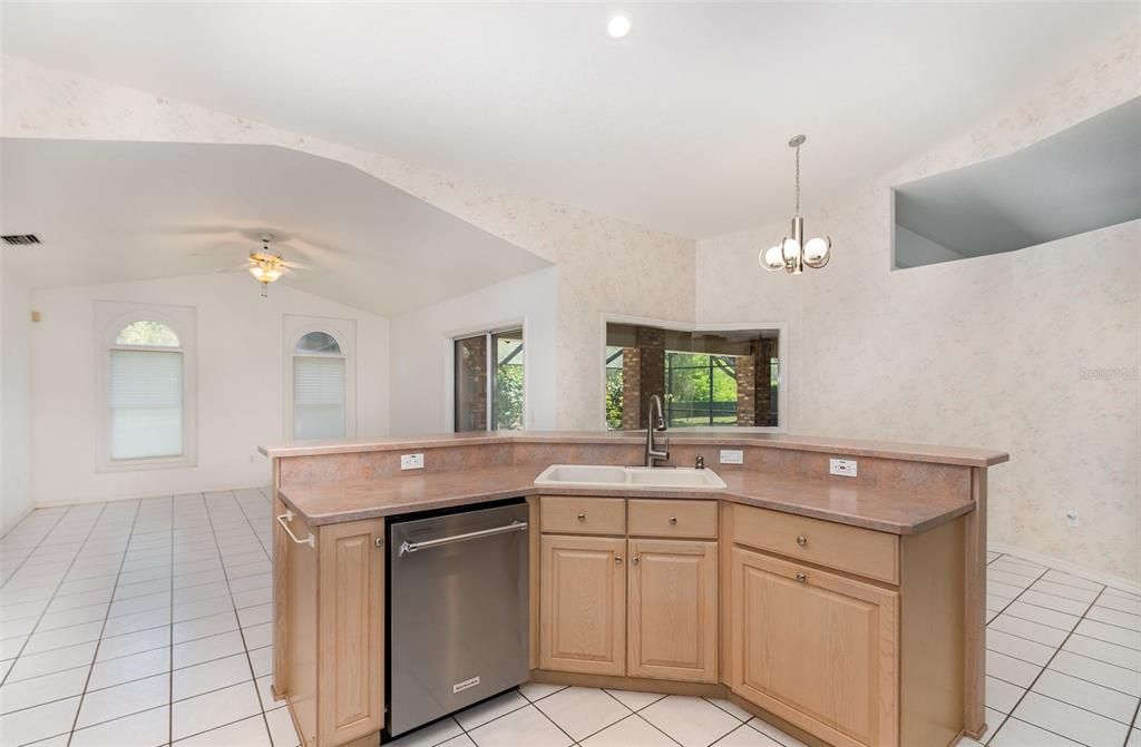 合同活跃: $499,000 (3 贝兹, 2 浴室, 2424 平方英尺)