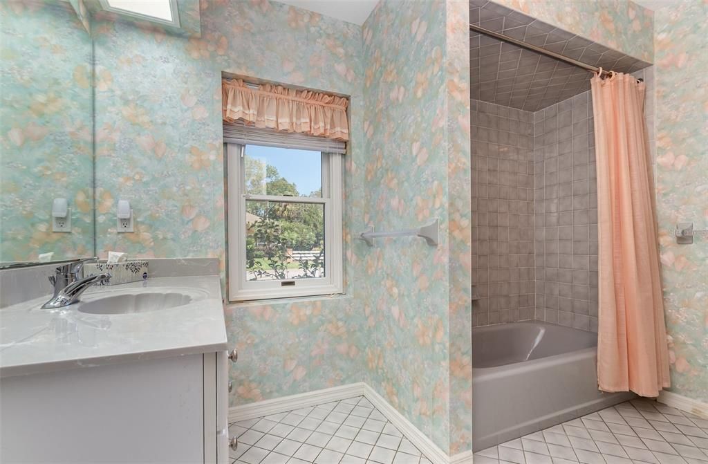 合同活跃: $499,000 (3 贝兹, 2 浴室, 2424 平方英尺)