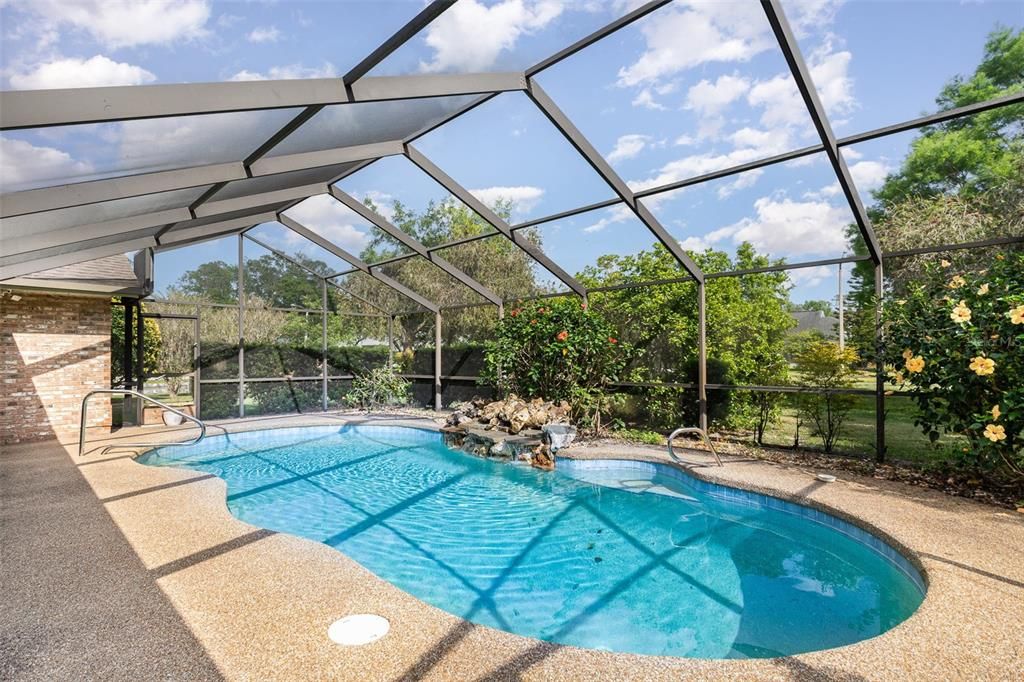 合同活跃: $499,000 (3 贝兹, 2 浴室, 2424 平方英尺)