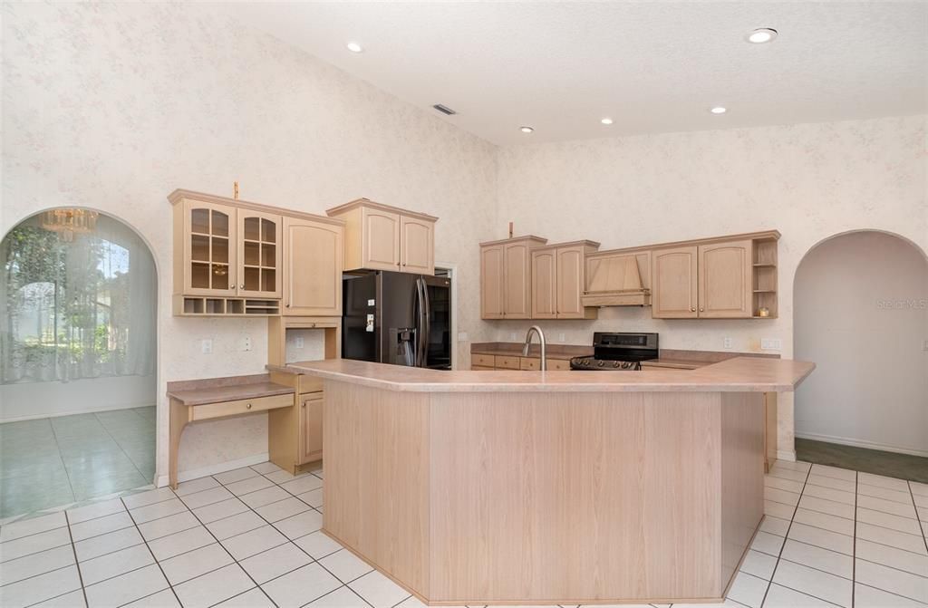 合同活跃: $499,000 (3 贝兹, 2 浴室, 2424 平方英尺)