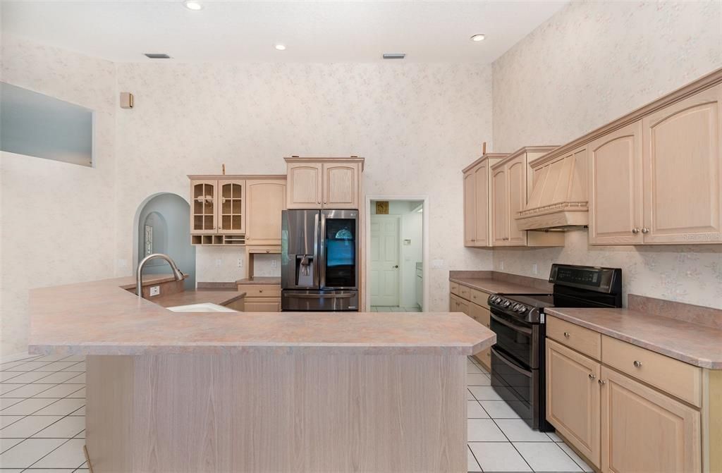 合同活跃: $499,000 (3 贝兹, 2 浴室, 2424 平方英尺)