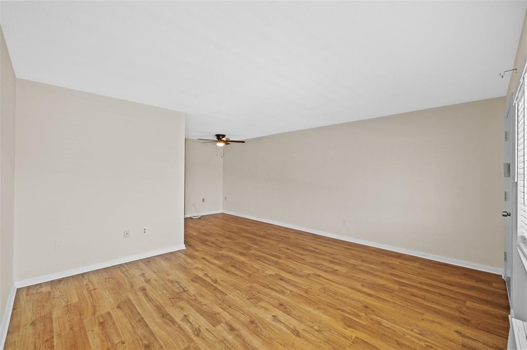 Active With Contract: $109,000 (1 beds, 1 baths, 585 Square Feet)