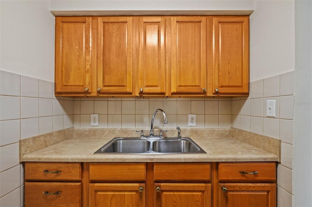 Active With Contract: $109,000 (1 beds, 1 baths, 585 Square Feet)