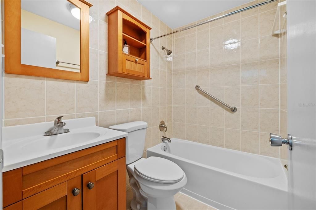 Active With Contract: $109,000 (1 beds, 1 baths, 585 Square Feet)