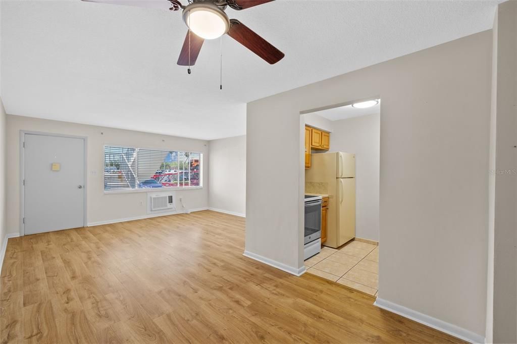Active With Contract: $109,000 (1 beds, 1 baths, 585 Square Feet)
