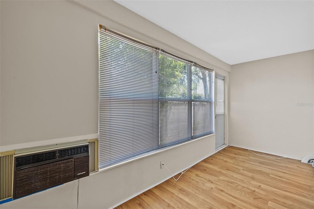 Active With Contract: $109,000 (1 beds, 1 baths, 585 Square Feet)