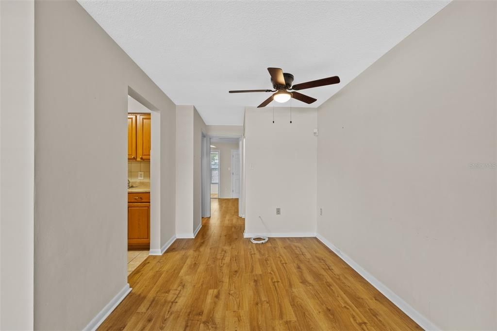 Active With Contract: $109,000 (1 beds, 1 baths, 585 Square Feet)