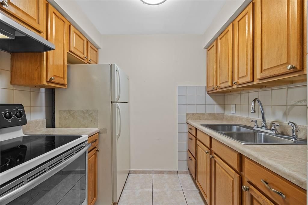 Active With Contract: $109,000 (1 beds, 1 baths, 585 Square Feet)