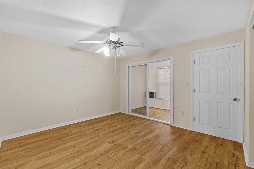 Active With Contract: $109,000 (1 beds, 1 baths, 585 Square Feet)