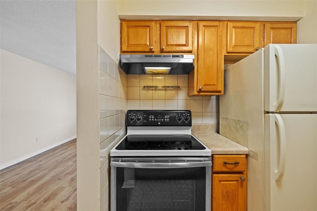 Active With Contract: $109,000 (1 beds, 1 baths, 585 Square Feet)