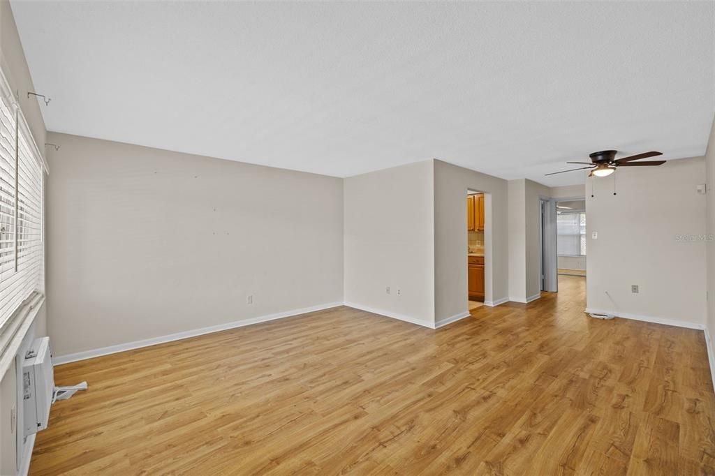 Active With Contract: $109,000 (1 beds, 1 baths, 585 Square Feet)