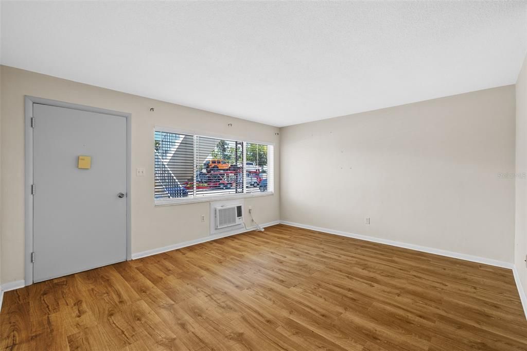 Active With Contract: $109,000 (1 beds, 1 baths, 585 Square Feet)