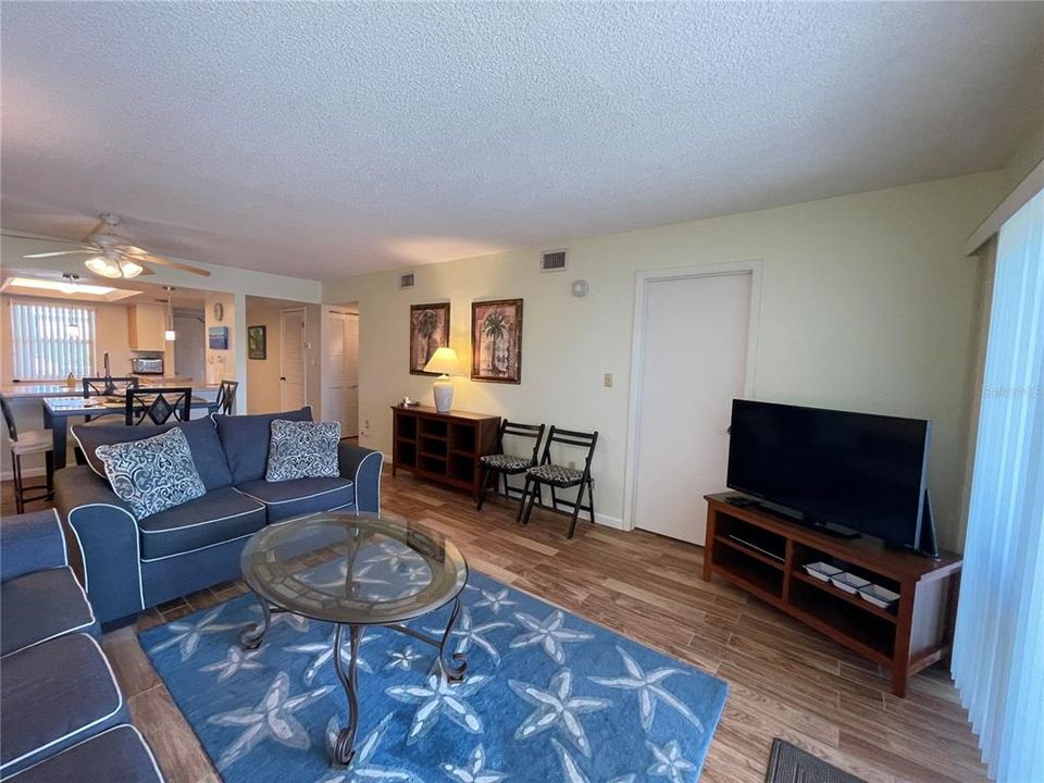 合同活跃: $1,800 (2 贝兹, 2 浴室, 1089 平方英尺)