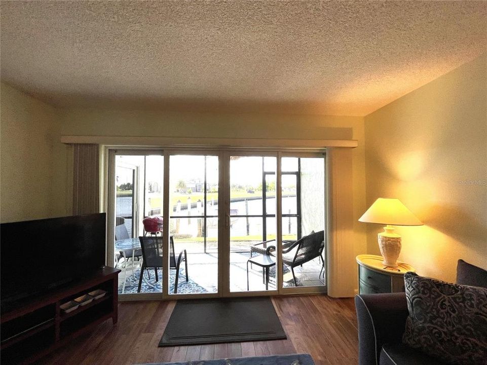 合同活跃: $1,800 (2 贝兹, 2 浴室, 1089 平方英尺)