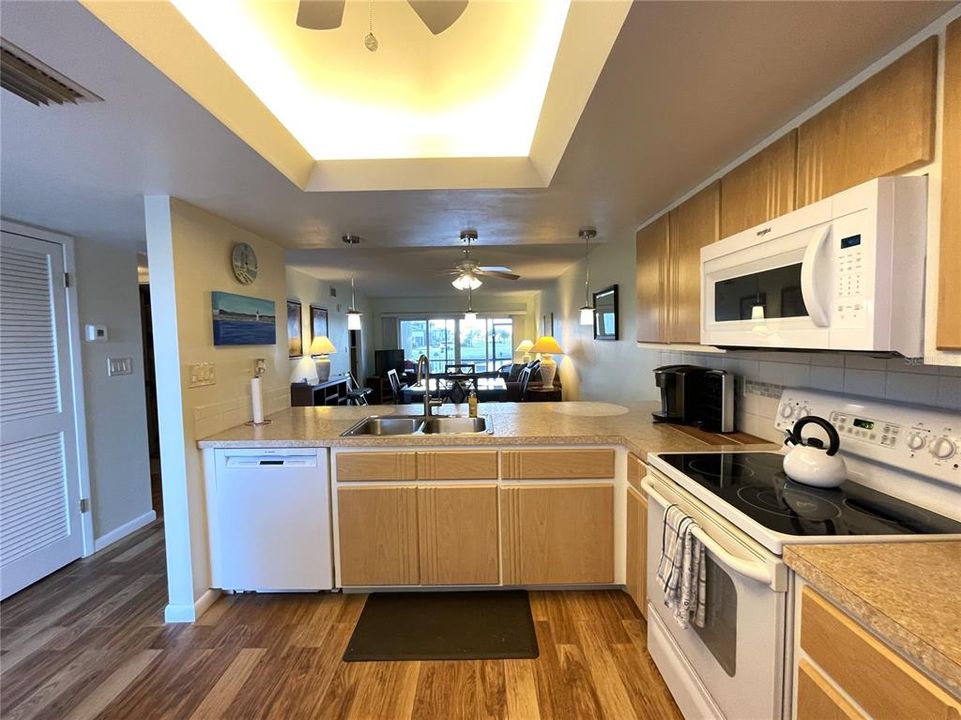 合同活跃: $1,800 (2 贝兹, 2 浴室, 1089 平方英尺)