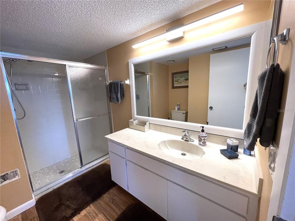 合同活跃: $1,800 (2 贝兹, 2 浴室, 1089 平方英尺)