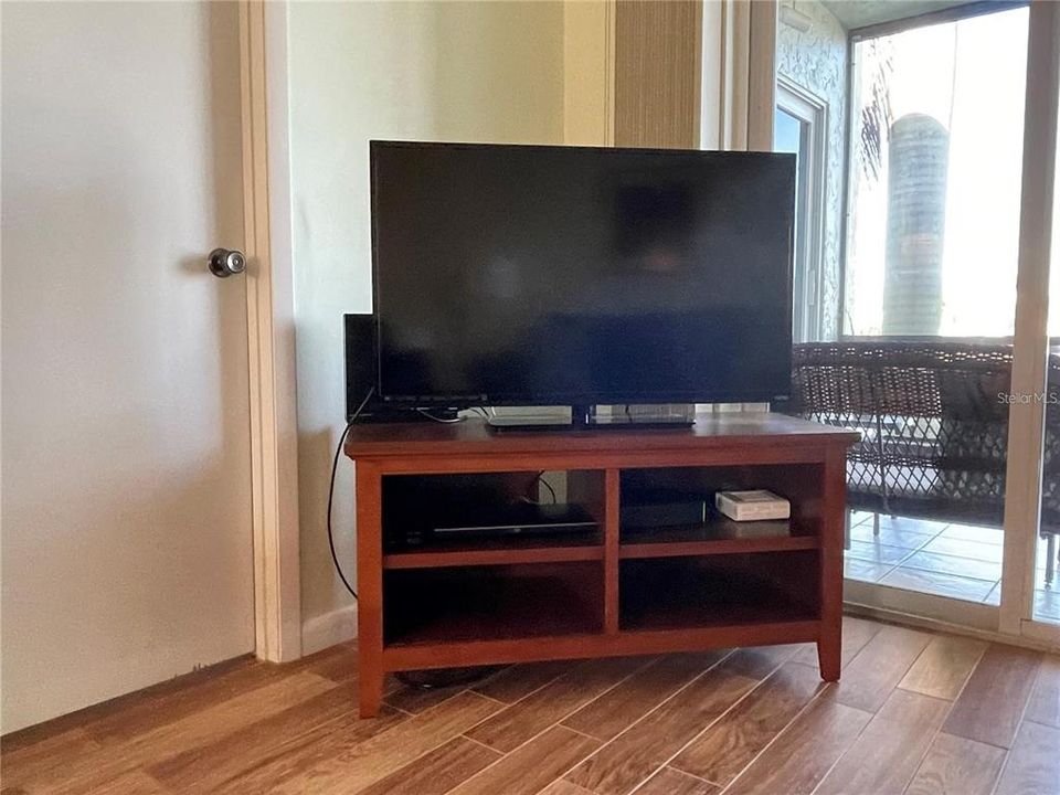 合同活跃: $1,800 (2 贝兹, 2 浴室, 1089 平方英尺)