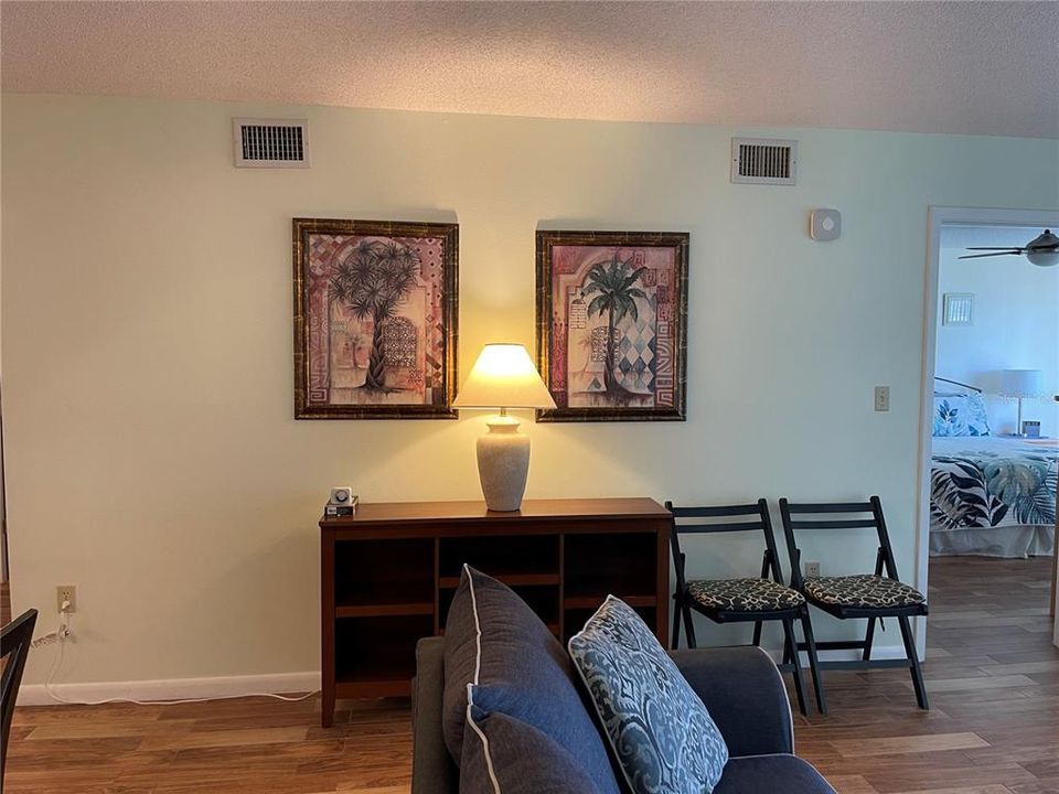 合同活跃: $1,800 (2 贝兹, 2 浴室, 1089 平方英尺)