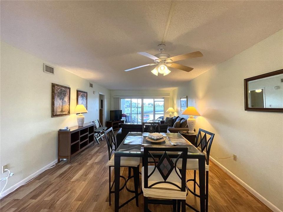 合同活跃: $1,800 (2 贝兹, 2 浴室, 1089 平方英尺)