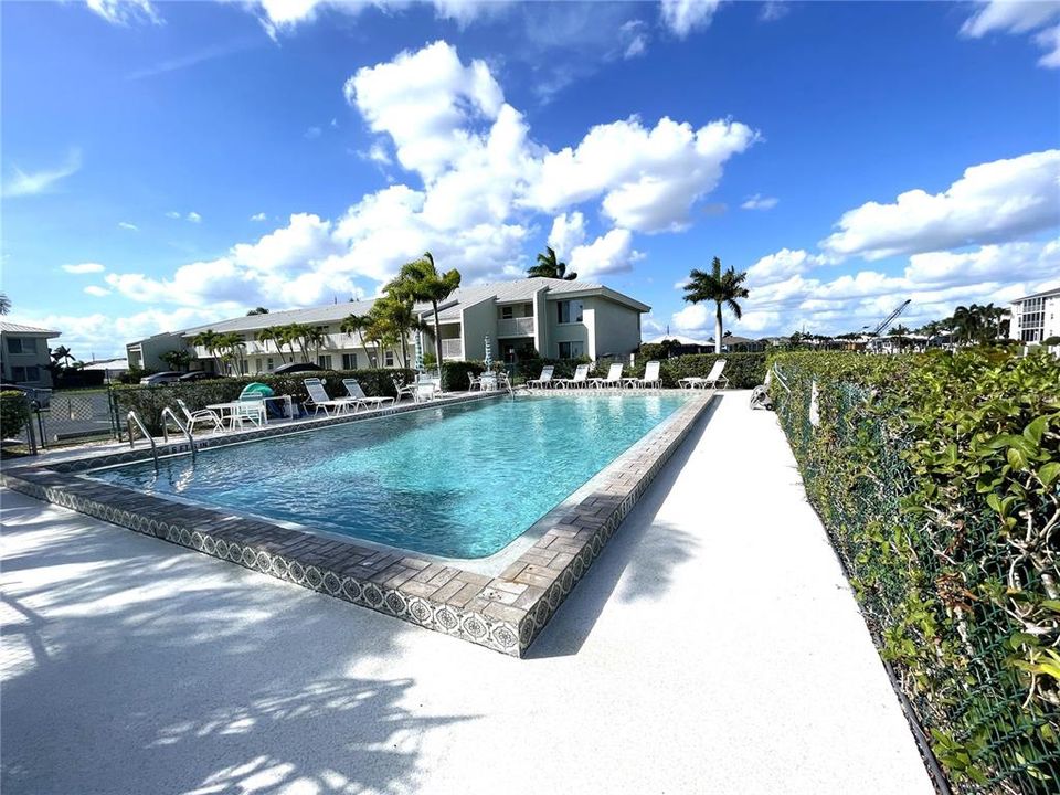 合同活跃: $1,800 (2 贝兹, 2 浴室, 1089 平方英尺)