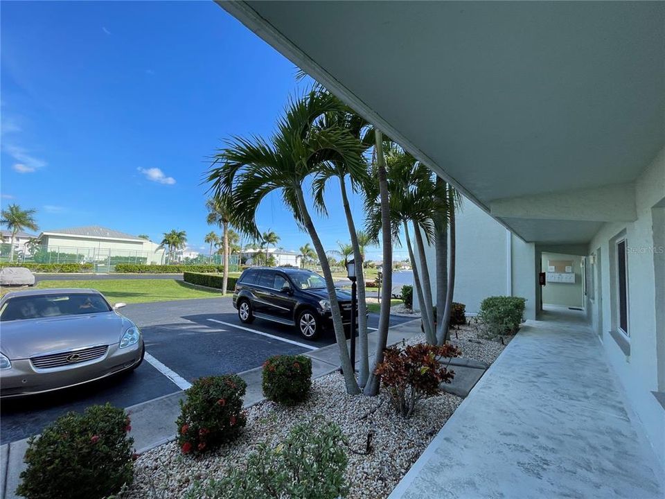 合同活跃: $1,800 (2 贝兹, 2 浴室, 1089 平方英尺)