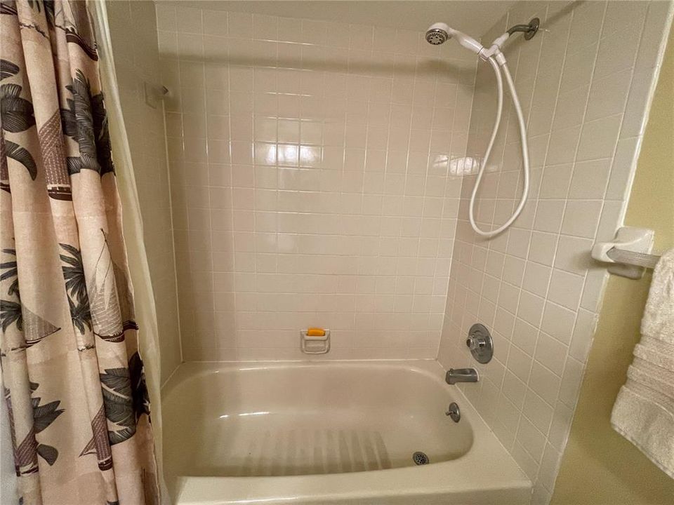 合同活跃: $1,800 (2 贝兹, 2 浴室, 1089 平方英尺)