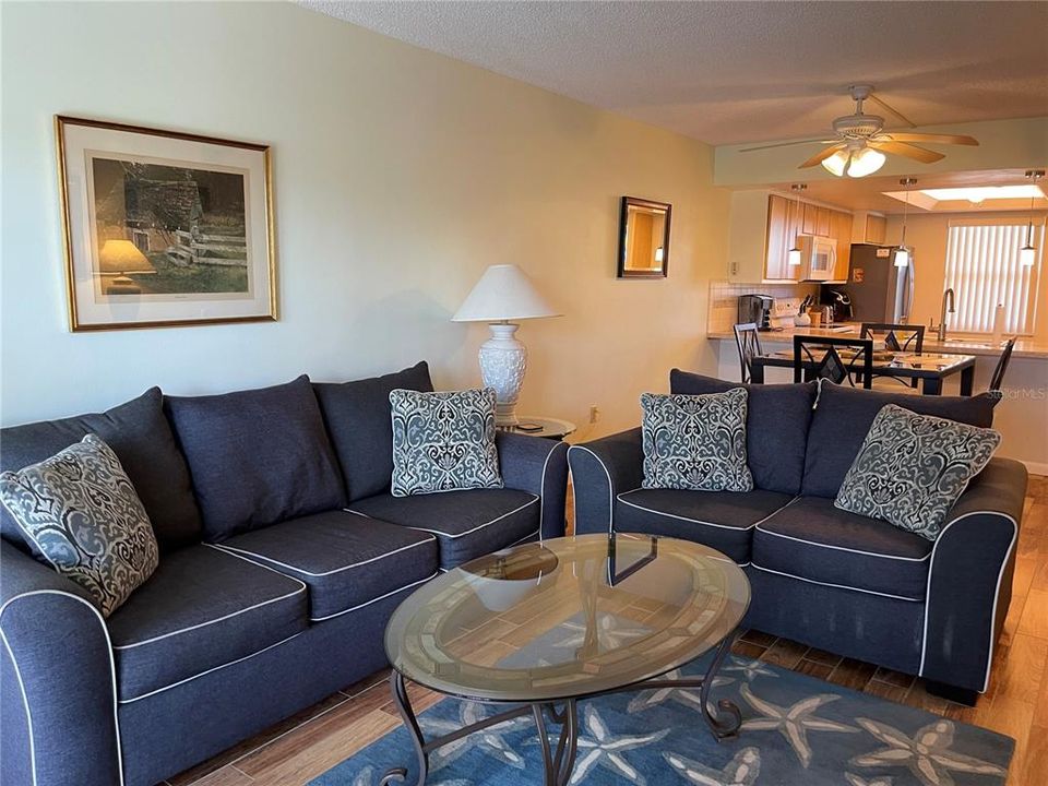 合同活跃: $1,800 (2 贝兹, 2 浴室, 1089 平方英尺)