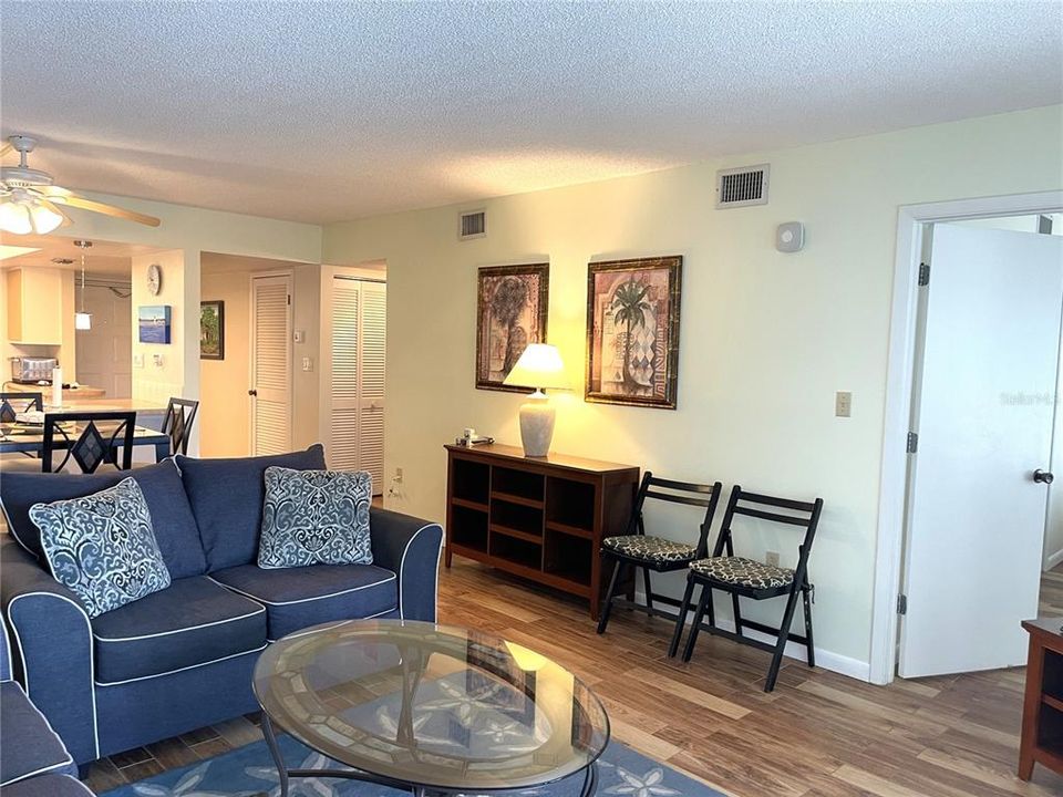 合同活跃: $1,800 (2 贝兹, 2 浴室, 1089 平方英尺)