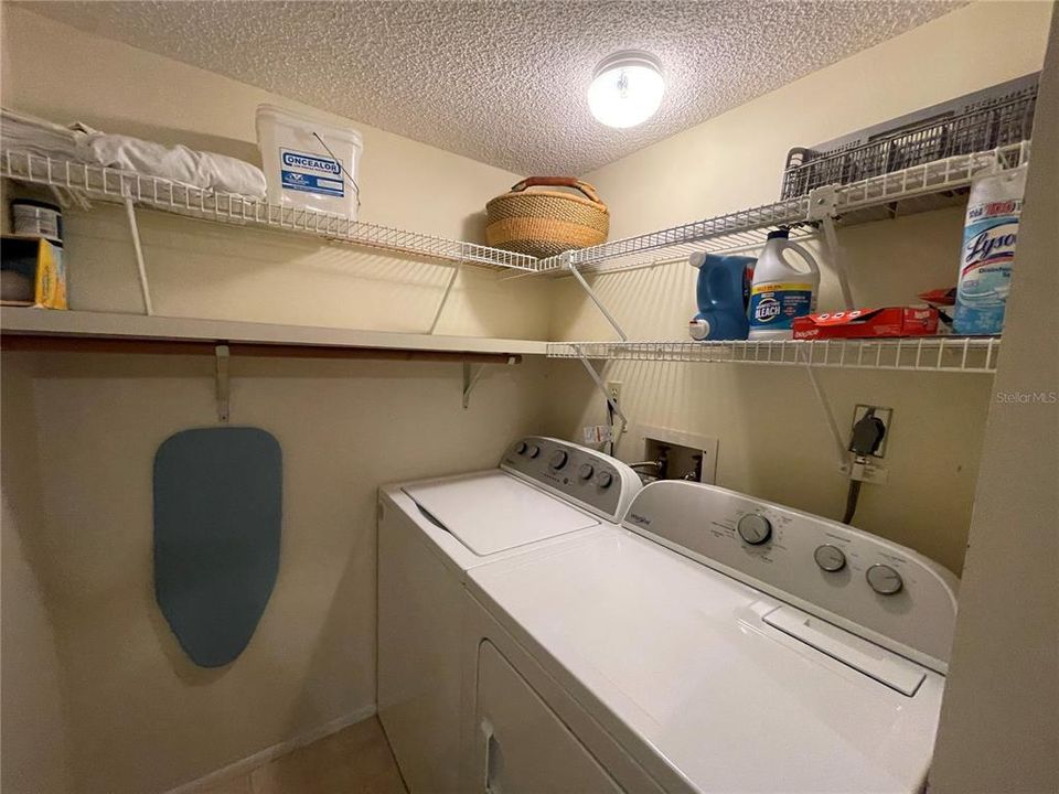 合同活跃: $1,800 (2 贝兹, 2 浴室, 1089 平方英尺)