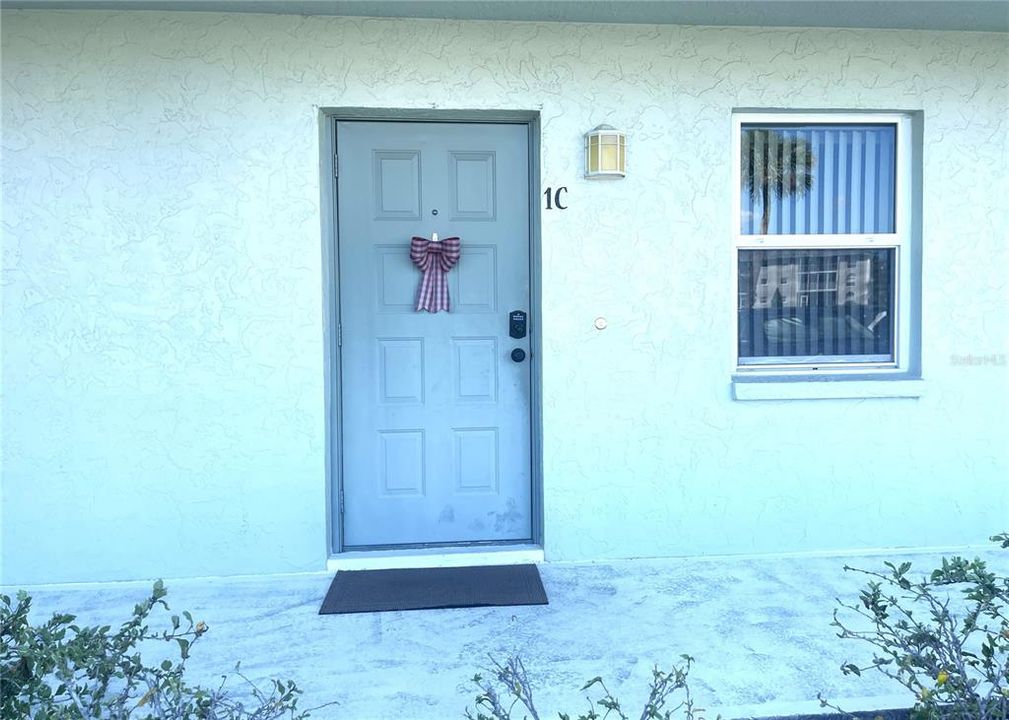 合同活跃: $1,800 (2 贝兹, 2 浴室, 1089 平方英尺)