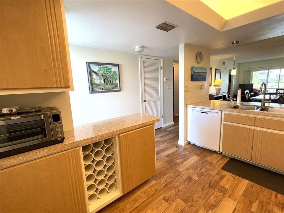 合同活跃: $1,800 (2 贝兹, 2 浴室, 1089 平方英尺)