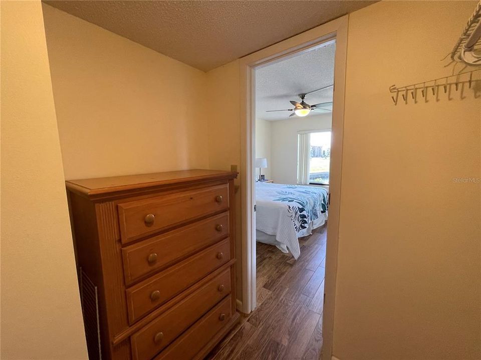 合同活跃: $1,800 (2 贝兹, 2 浴室, 1089 平方英尺)