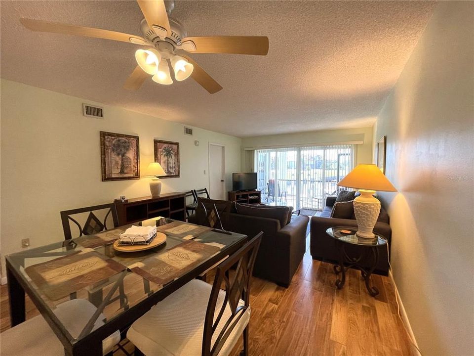 合同活跃: $1,800 (2 贝兹, 2 浴室, 1089 平方英尺)