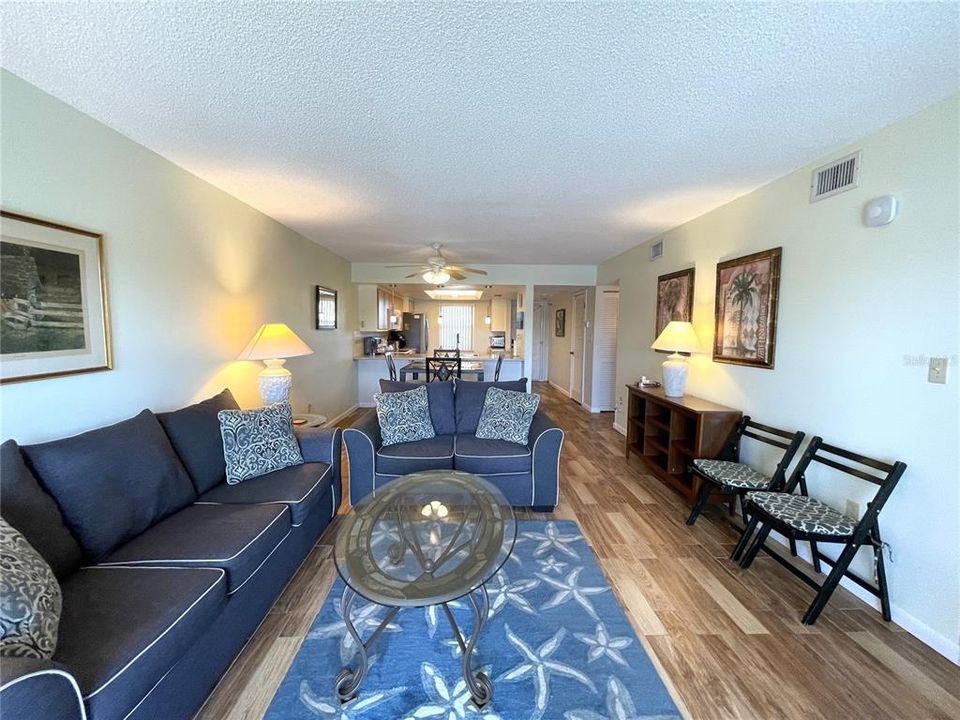 合同活跃: $1,800 (2 贝兹, 2 浴室, 1089 平方英尺)