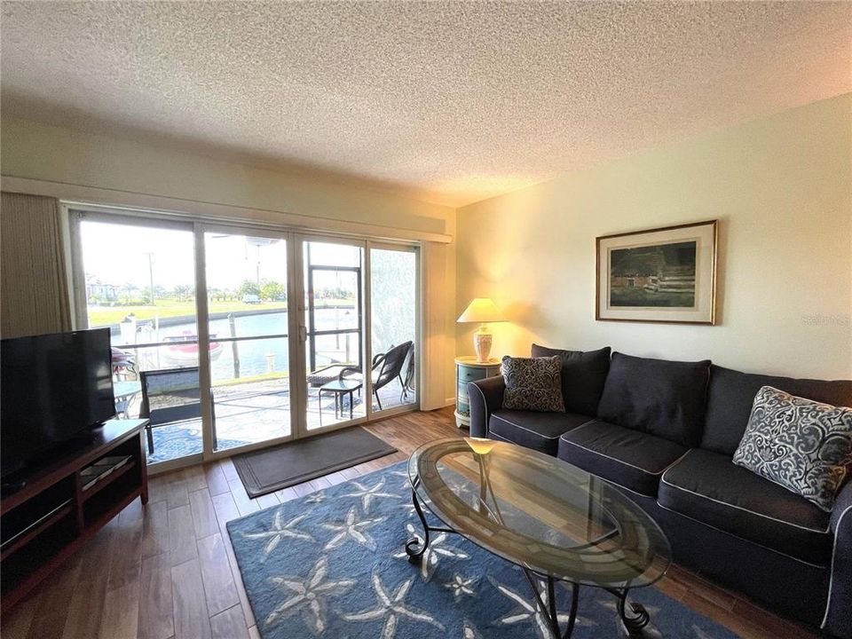 合同活跃: $1,800 (2 贝兹, 2 浴室, 1089 平方英尺)