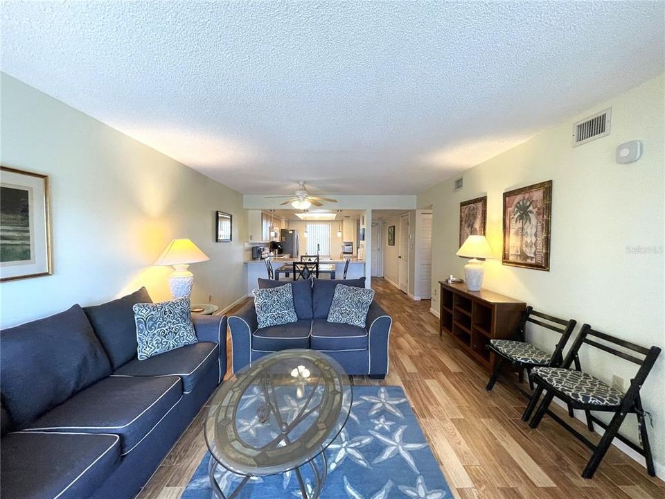 合同活跃: $1,800 (2 贝兹, 2 浴室, 1089 平方英尺)